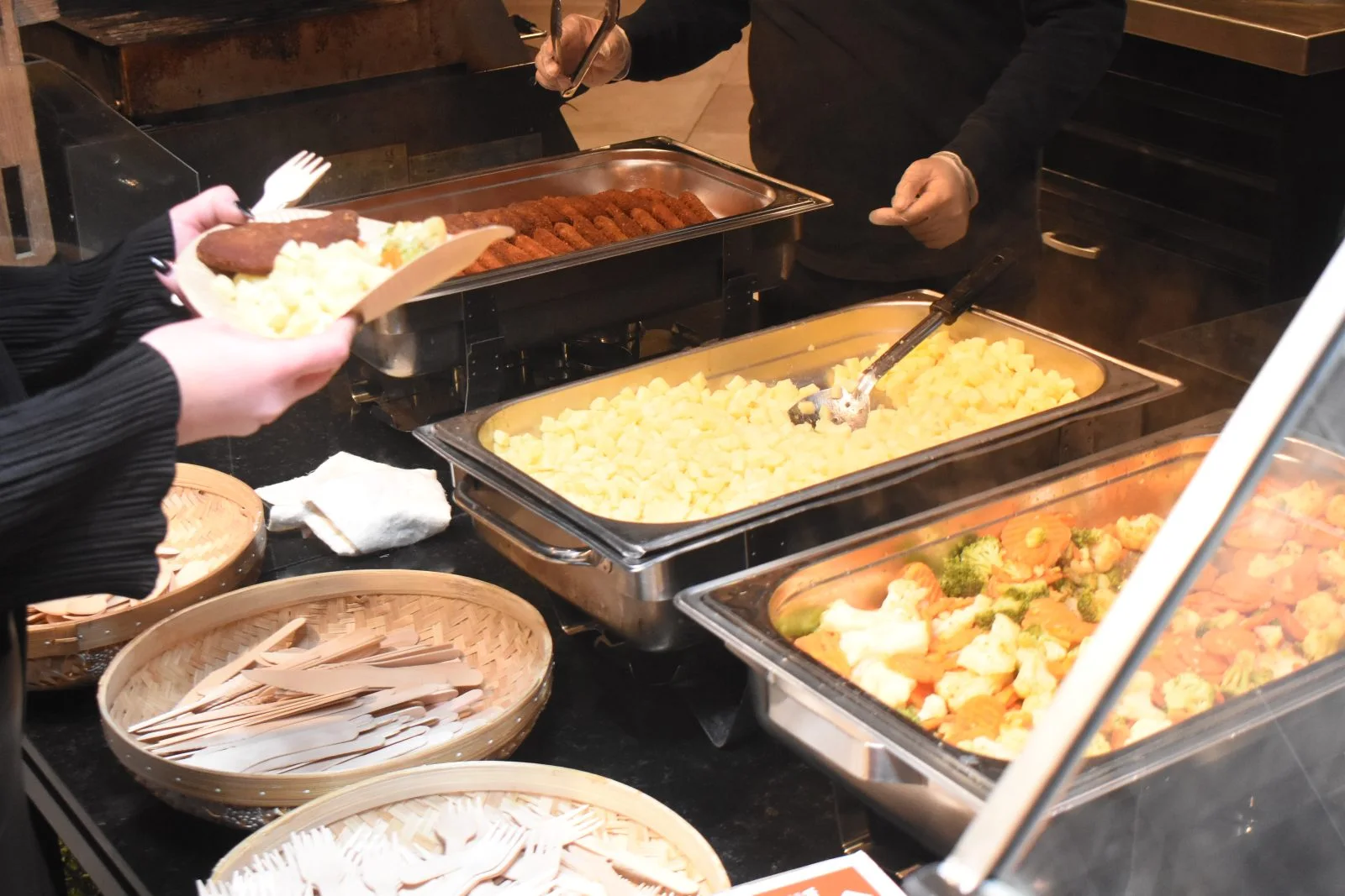 Gezamenlijk buffet tijdens de Wintercup Holland Senioren