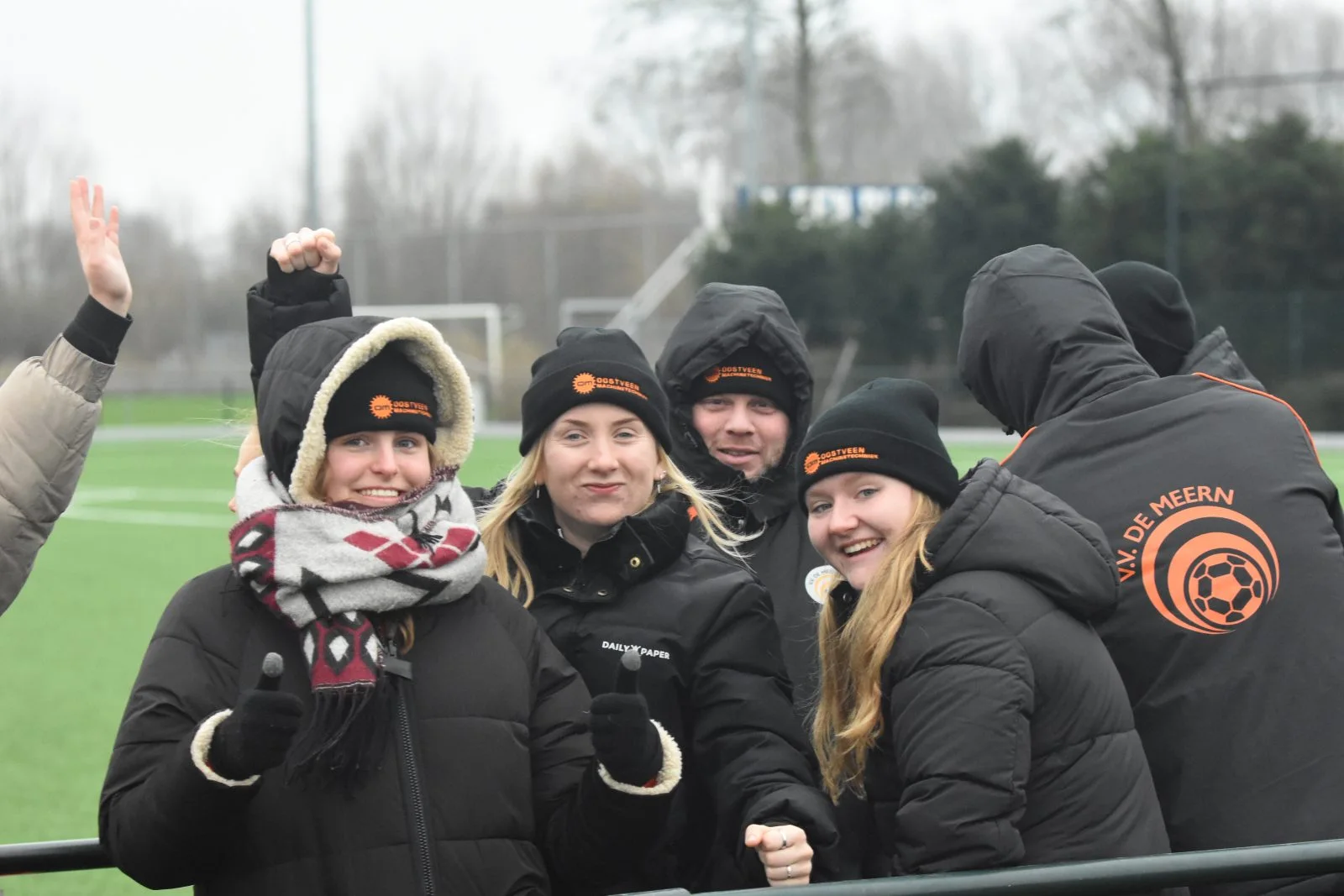 Seniorenteam samen langs het voetbalveld tijdens de Wintercup Holland