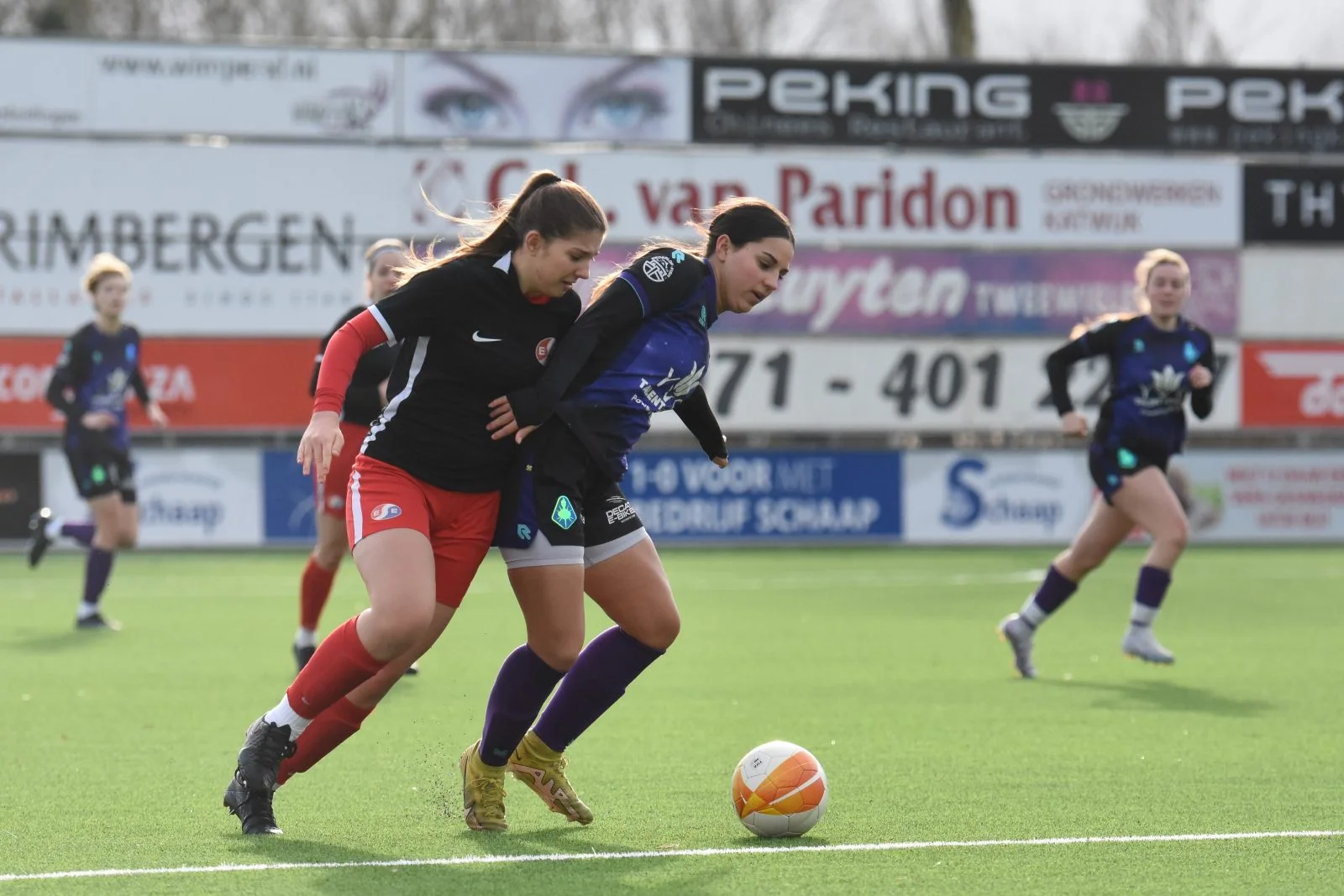 Seniorenvoetballers tijdens een Wintercup-wedstrijd